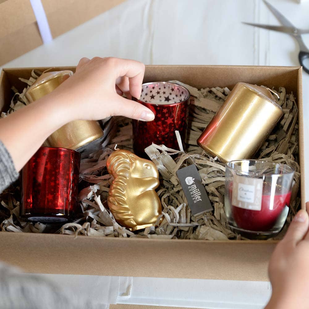 m-ller-kerzen-feste-geschenke-weihnachts-geschenkbox-kerzenset-bunt image 4
